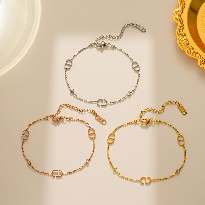 Collana con ciondolo a lettera minimalista da donna in acciaio al titanio con intarsio di strass e finitura lucida
