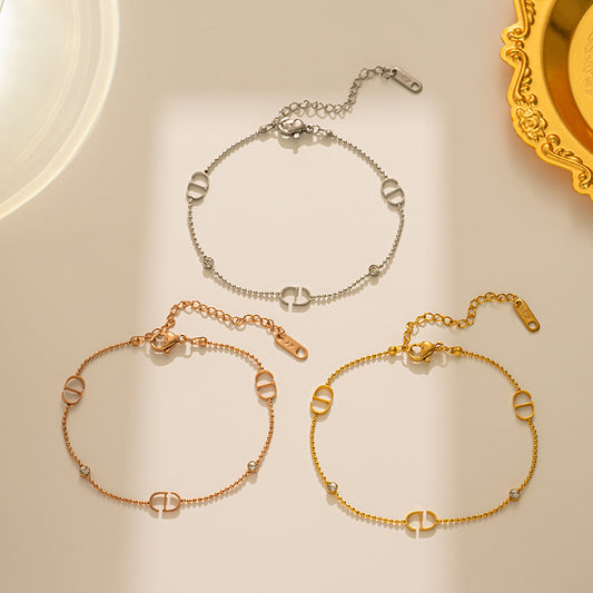 Collana con ciondolo a lettera minimalista da donna in acciaio al titanio con intarsio di strass e finitura lucida