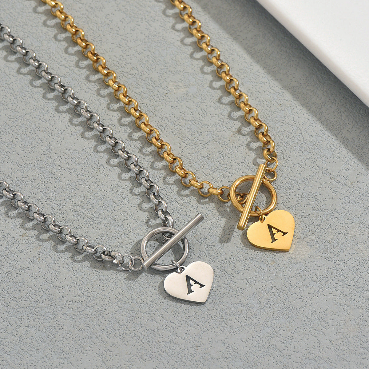 Collar con colgante de corazón minimalista y letra geométrica para mujer en aleación de zinc con acabado galvanizado
