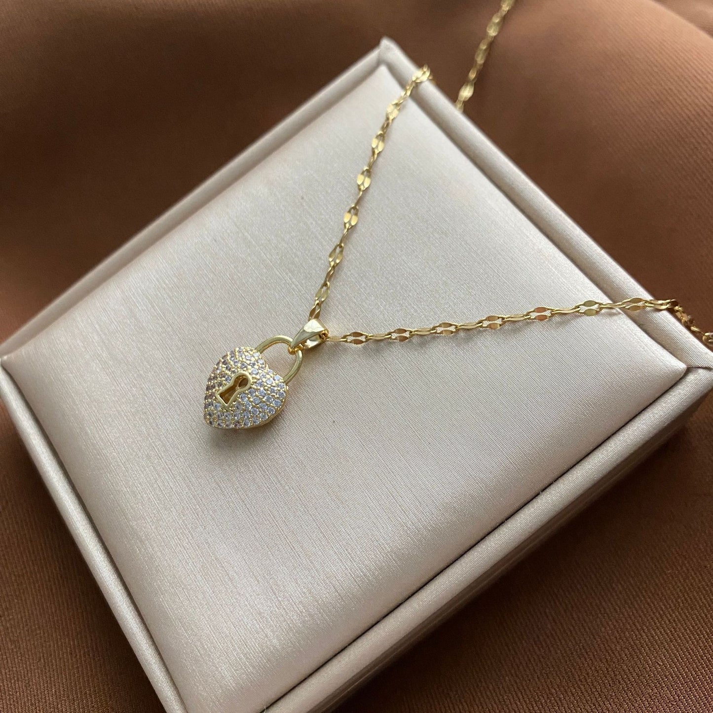 Original y creativo collar con colgante en forma de llave para mujer con incrustaciones de diamantes de imitación y baño de oro sobre acero de titanio