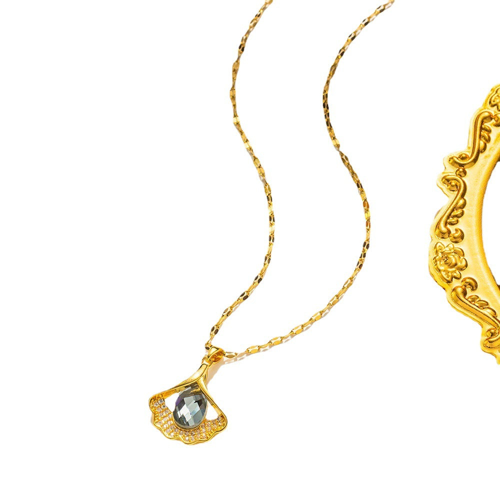 Collana da donna in acciaio al titanio a forma di foglia di Ginkgo, stile naturale, con intarsio di strass, delicata catena clavicolare con design a maglie ondulate