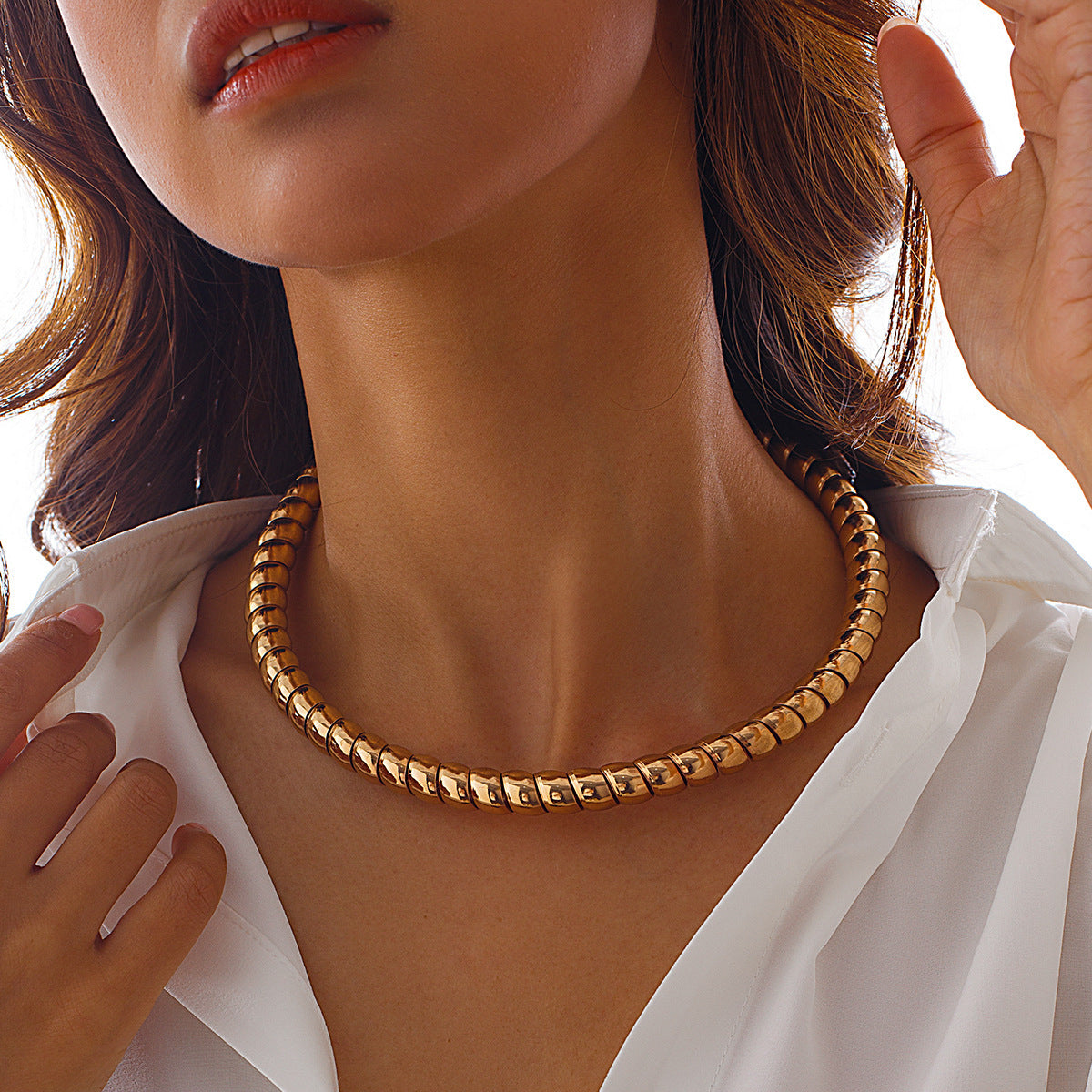 Collana Girocollo Minimalista in Lega Geometrica da Donna con Superficie Liscia Lucida e Design Asimmetrico a Filo