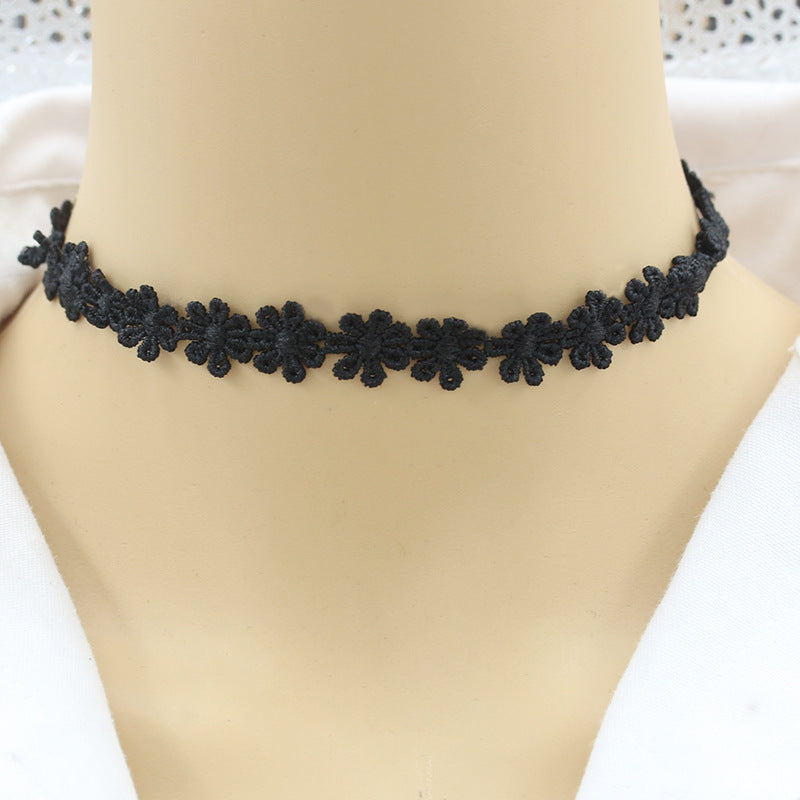 Collana girocollo Gothic Lolita con fascia in velluto, accenti floreali e geometrici, ciondolo in lega per donna