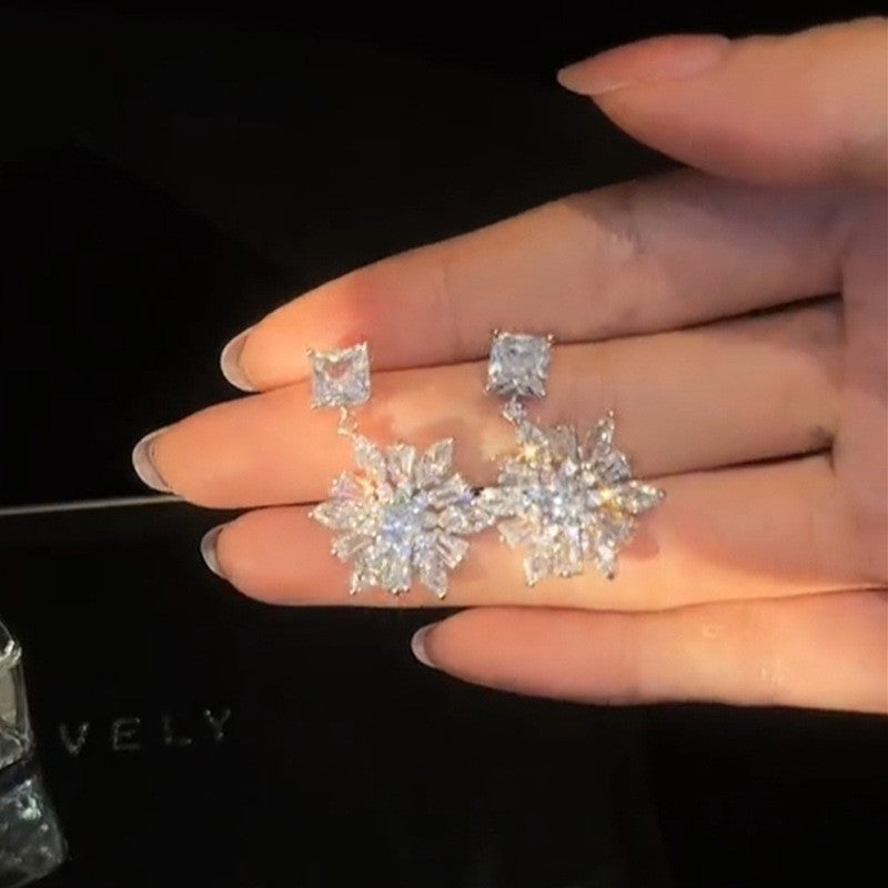 Orecchini a perno minimalisti a stella con perle e accenti di zirconi, su perni in acciaio ipoallergenico