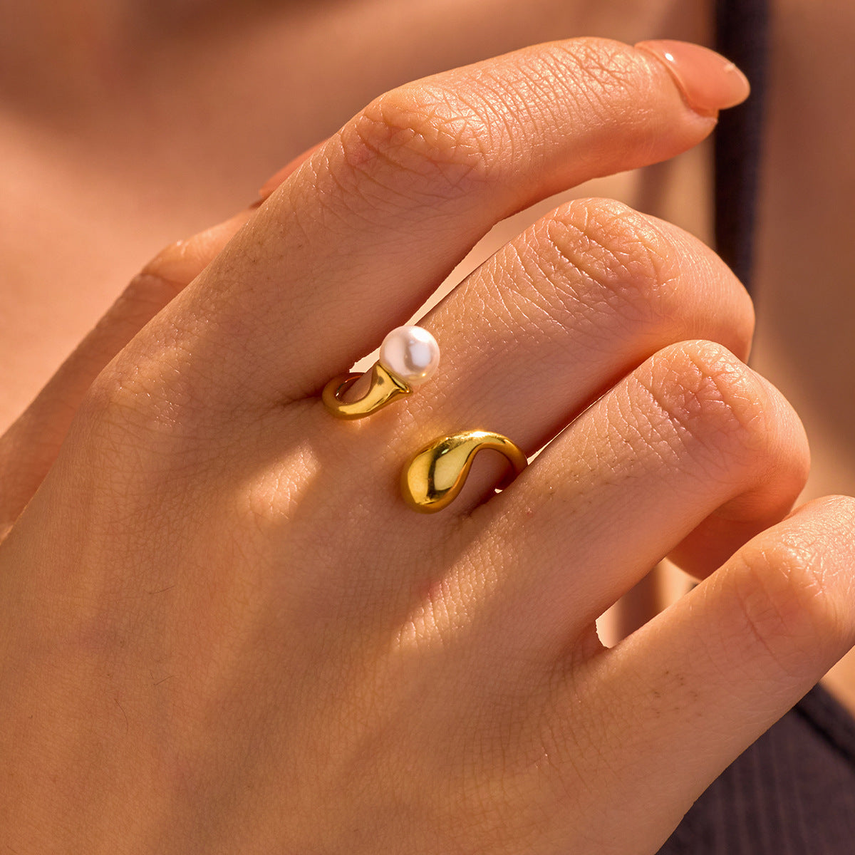 Anello geometrico minimalista in acciaio inossidabile con finitura perlescente da donna