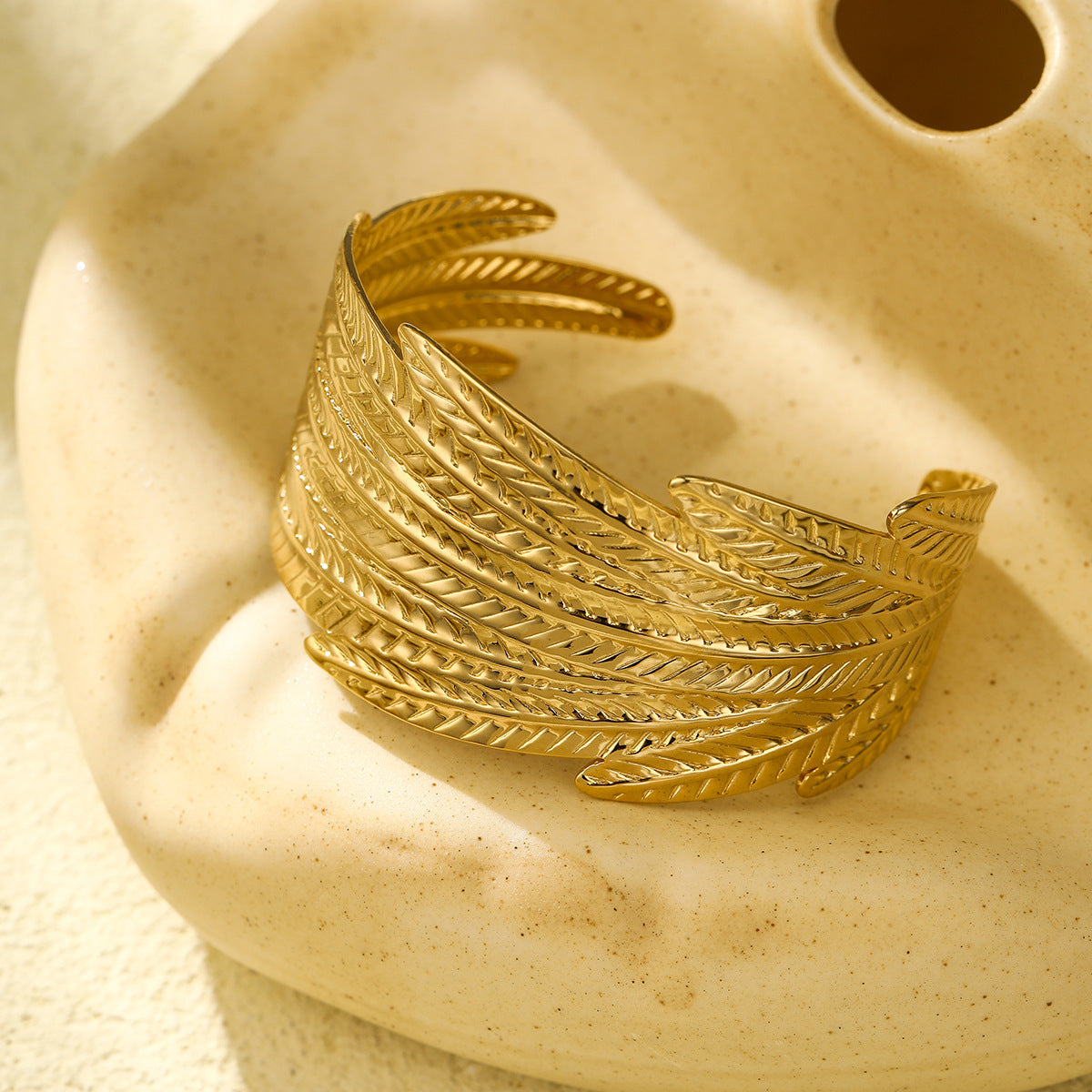 Bracciale alla moda geometrico in acciaio al titanio con finitura placcata e design ampio aperto per donna