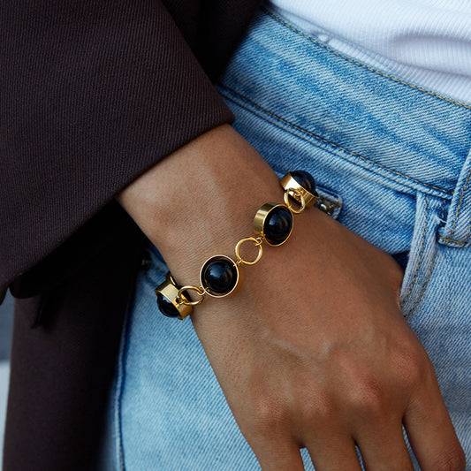 Pulsera minimalista geométrica giratoria con cierre OT en cuentas de cristal negro y acero de titanio con acabado chapado