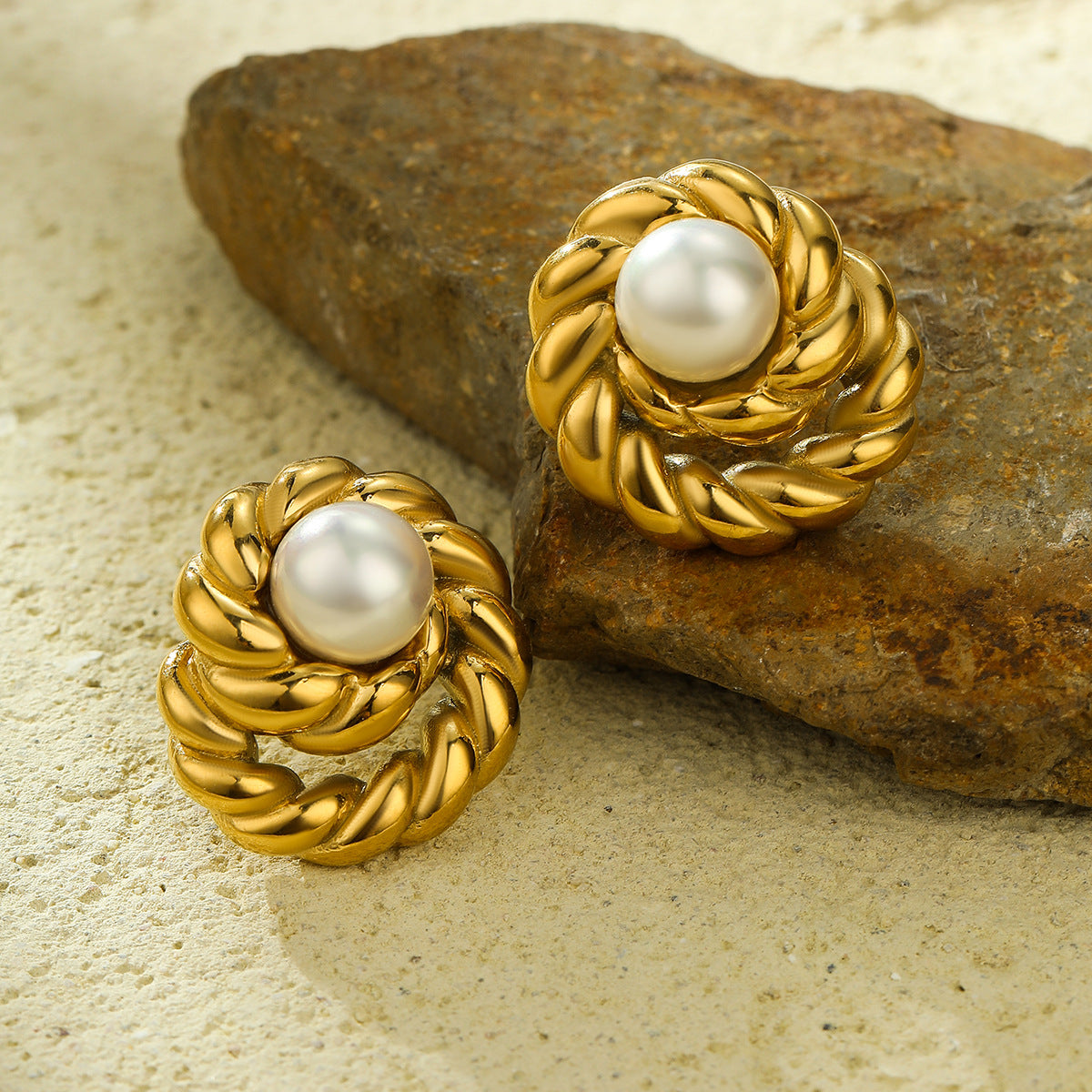 Orecchini a perno tondi vintage in acciaio inossidabile placcati oro con intarsio di perle da donna