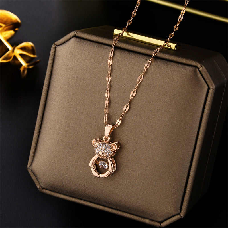 Collana da donna a forma di orsetto, placcata in acciaio al titanio, con zirconi micro-pavé, catena clavicola minimalista e delicata