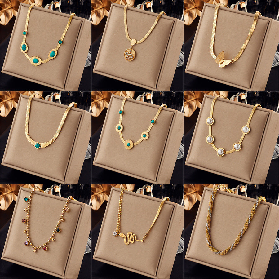 Collana con ciondolo a farfalla turchese retrò minimalista in acciaio inossidabile con finitura placcata su catena a serpente da donna