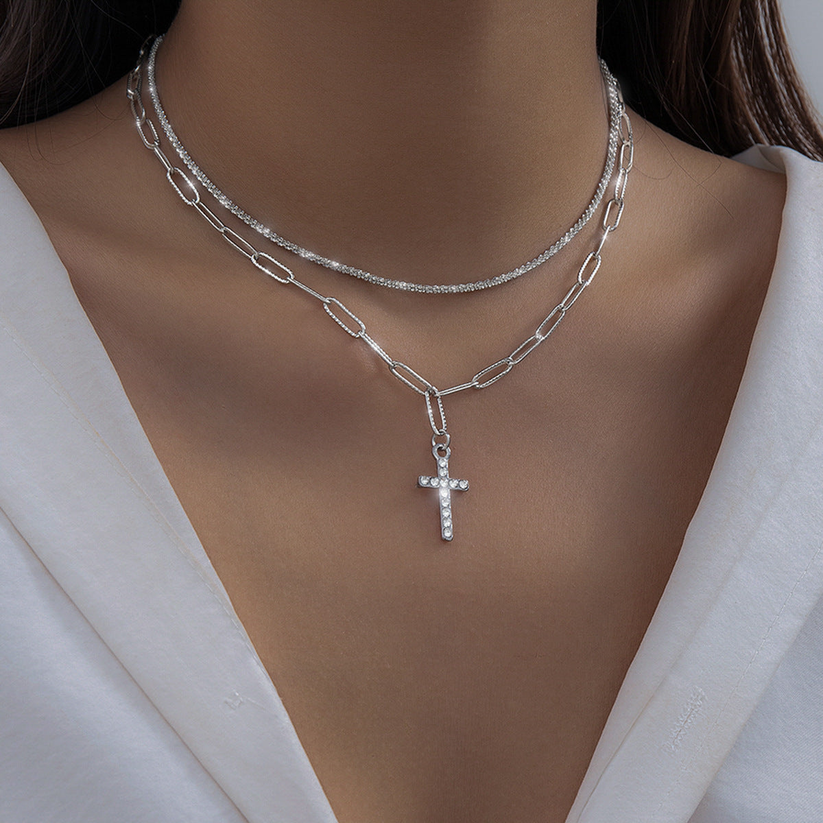Collar Minimalista de Cruz Geométrica para Mujer con Incrustaciones de Pedrería y Cadena Doble