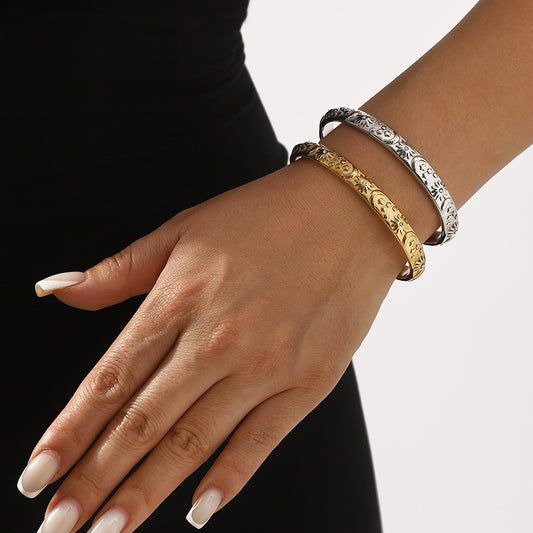 Bracciale elegante da donna in acciaio inossidabile con motivo geometrico a stella e luna in rilievo e intarsio di zirconi