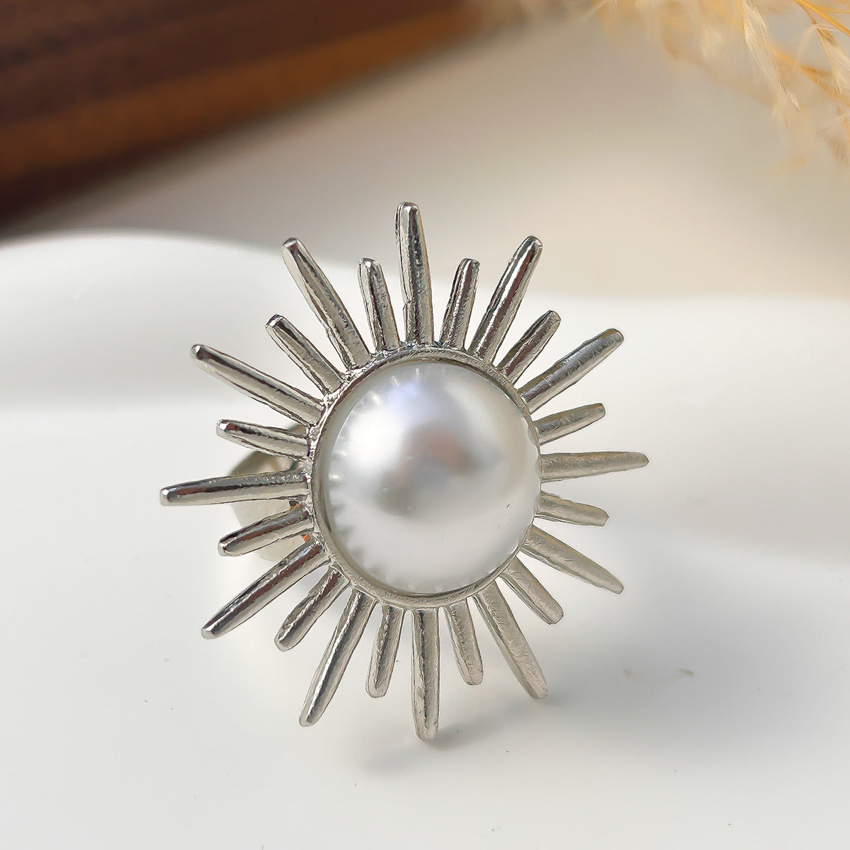 Anello aperto geometrico irregolare da donna con intarsio in perle imitate e finitura placcata