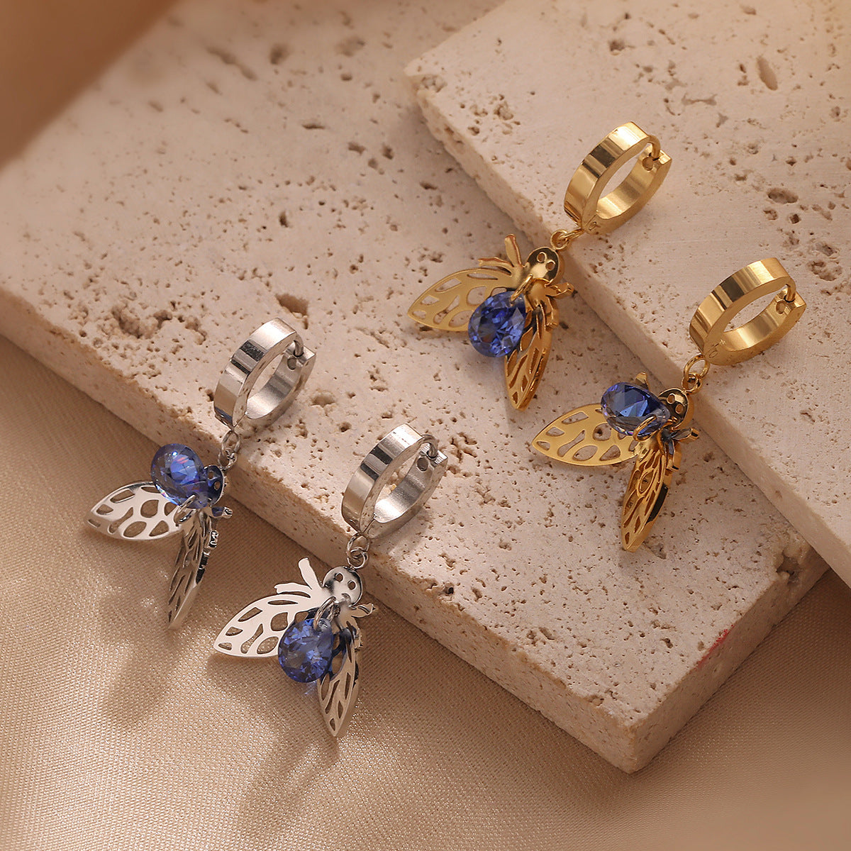 Orecchini minimalisti in acciaio al titanio a forma di ape con placcatura in oro autentico e intarsio di zirconi per donna