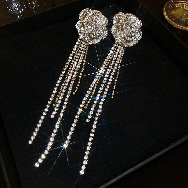 Orecchini pendenti con nappe geometriche minimaliste con intarsi di strass in rame placcato e perni in argento sterling 925 da donna