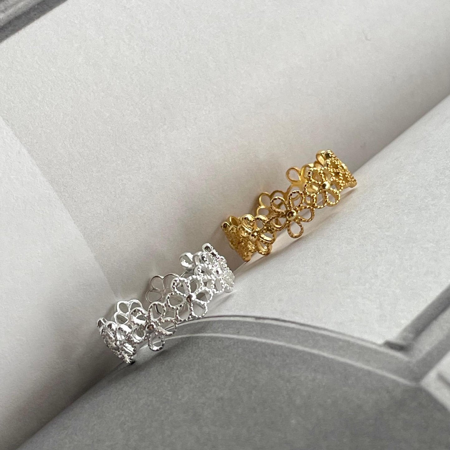 Anillo de Plata de Ley S925 para Mujer con Diseño Floral Minimalista y Acabado Bañado