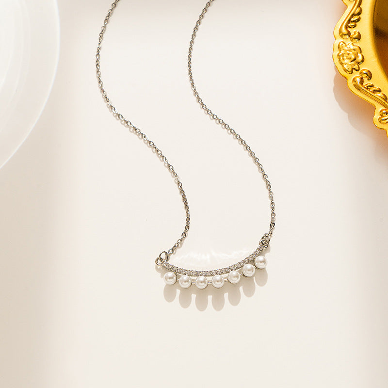Collar de acero titanio minimalista con forma de sonrisa e incrustaciones de oro para mujer, delicada cadena de clavícula con patrón geométrico y acento de lunares