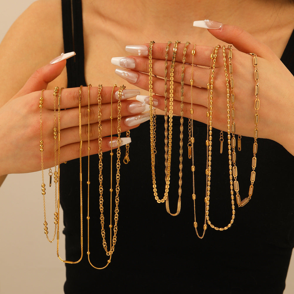 Collana con pendente geometrico minimalista da donna con design a intaglio, catena in acciaio inossidabile e finitura placcata sottovuoto in oro 18 carati