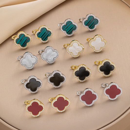 Orecchini a perno di lusso a forma di trifoglio con base in rame placcato oro e intarsio di strass da donna