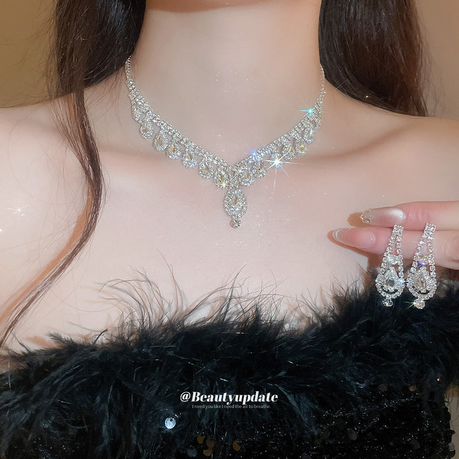Set Collana con Pendente a Goccia di Lusso con Intarsi di Strass da Donna, Catena Leggera in Rame e Orecchini a Goccia in Lega, Gioielli alla Moda Minimalisti per la Clavicola