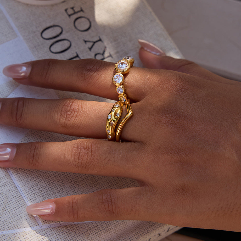 Anillo de Acero de Titanio Geométrico Minimalista con Incrustaciones de Pedrería Bañado para Mujer