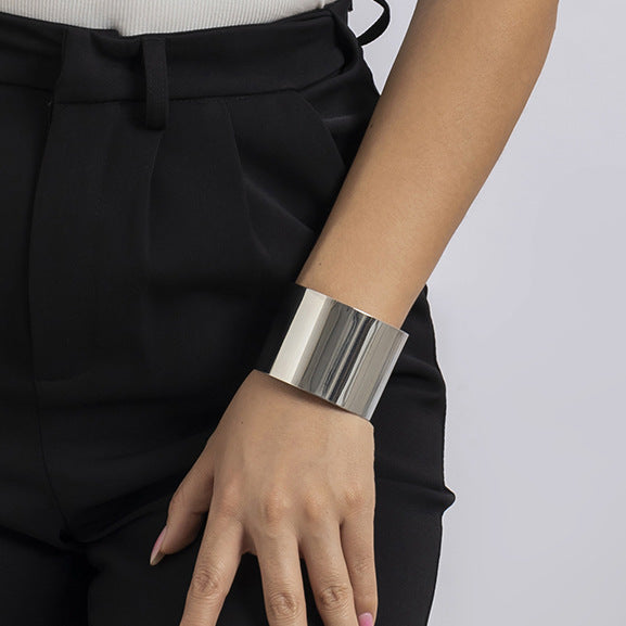 Braccialetto a polsino geometrico in metallo da donna, tono freddo minimalista, con finitura placcata