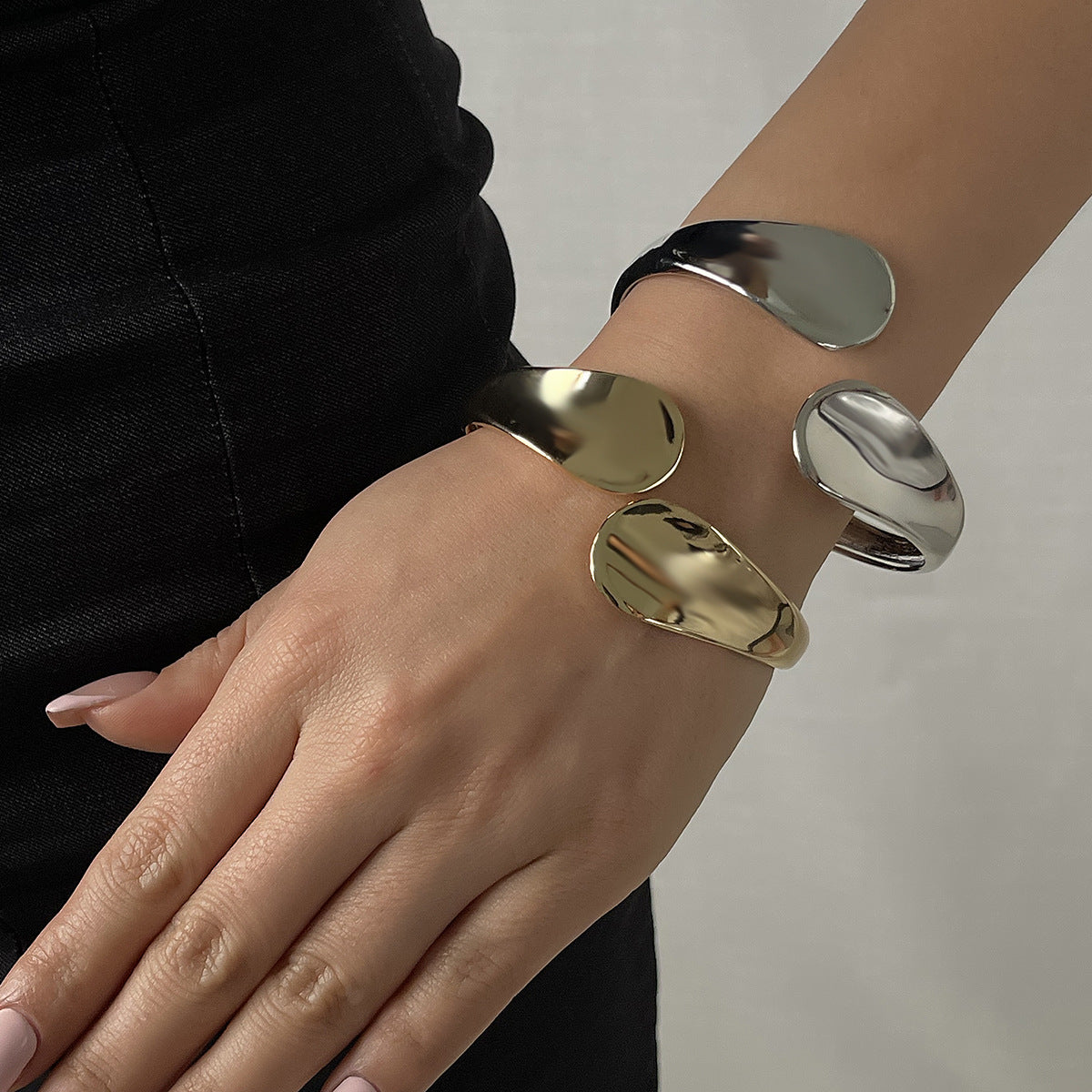 Pulsera geométrica minimalista de primavera para mujer, hecha de aleación con acabado chapado