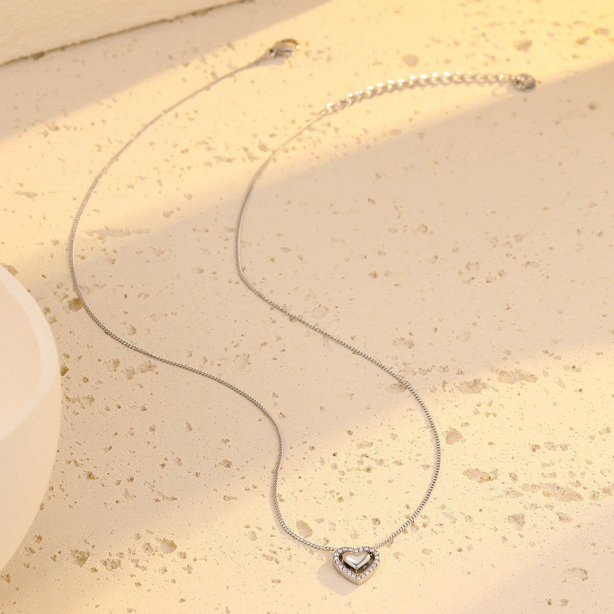 Collar con colgante minimalista de titanio en forma de corazón y circonitas incrustadas para mujer, cadena de acero inoxidable chapado a la altura de la clavícula