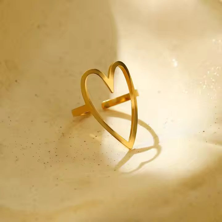 Anillo minimalista de acero de titanio en forma de corazón para mujer con diseño calado y acabado galvanizado