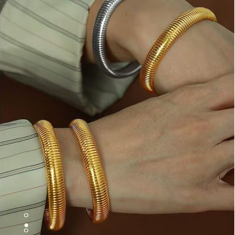 Bracciale rotondo elastico minimalista in acciaio inossidabile con placcatura in oro 18 carati e design a righe