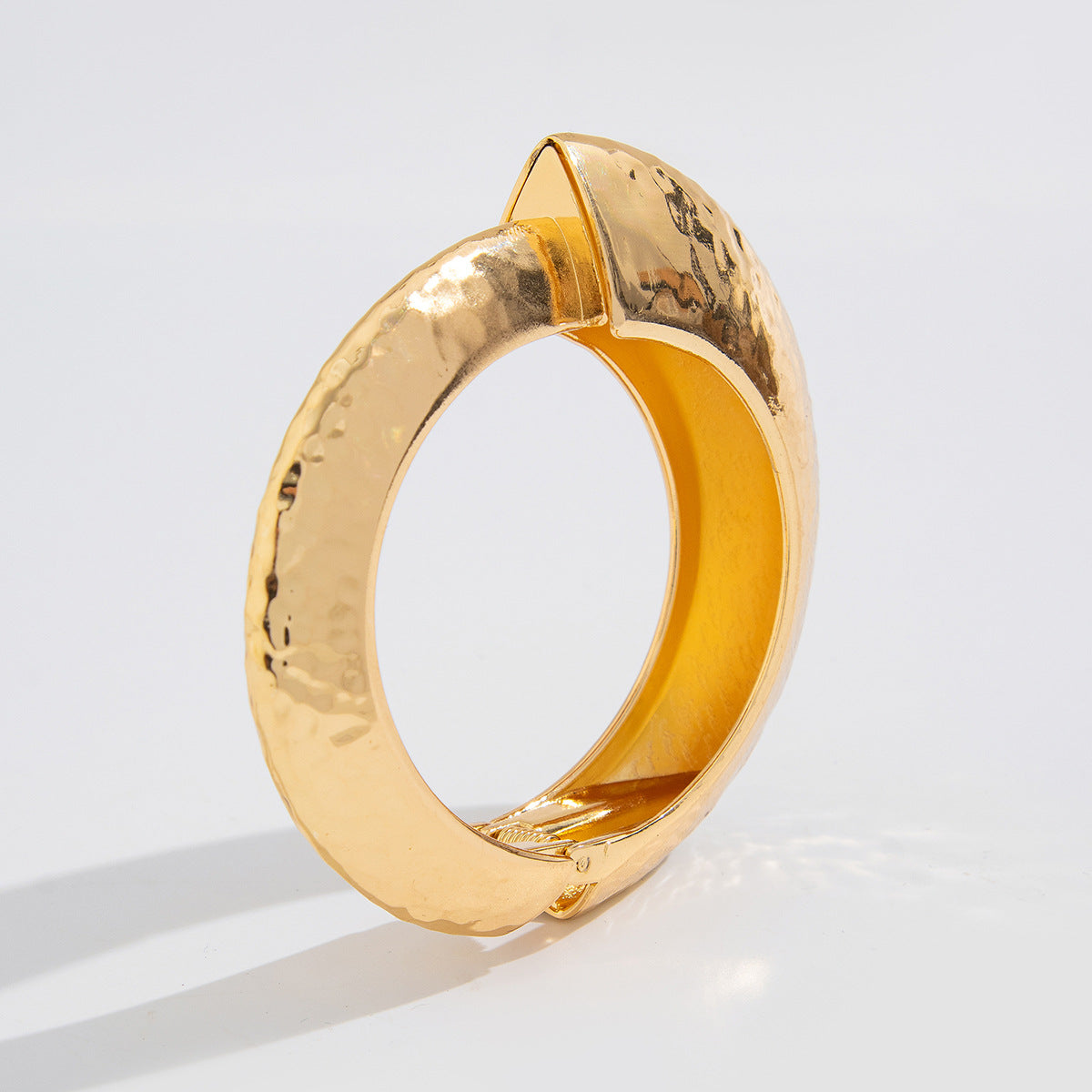Pulsera de aleación geométrica audaz con acabado pulido y diseño trenzado para mujer