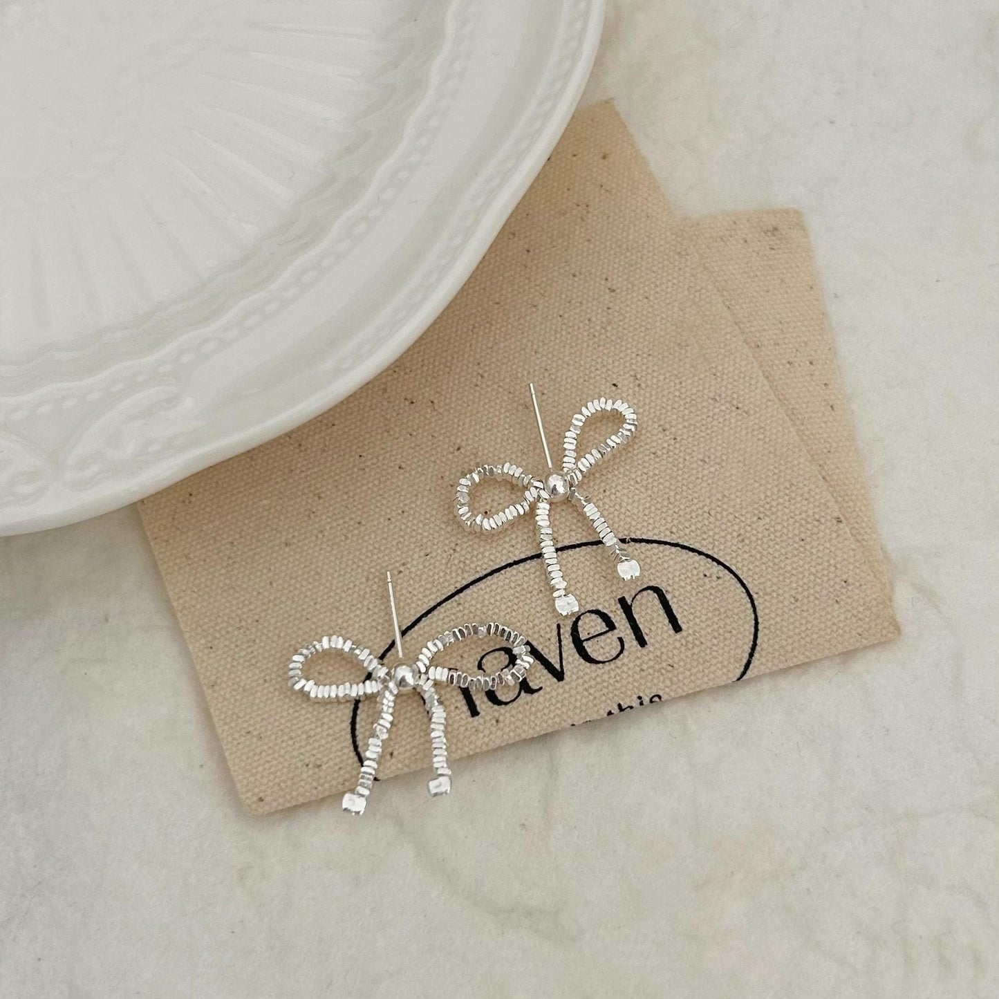 Orecchini a perno con fiocco placcati in argento sterling 925, stile minimalista e dolce
