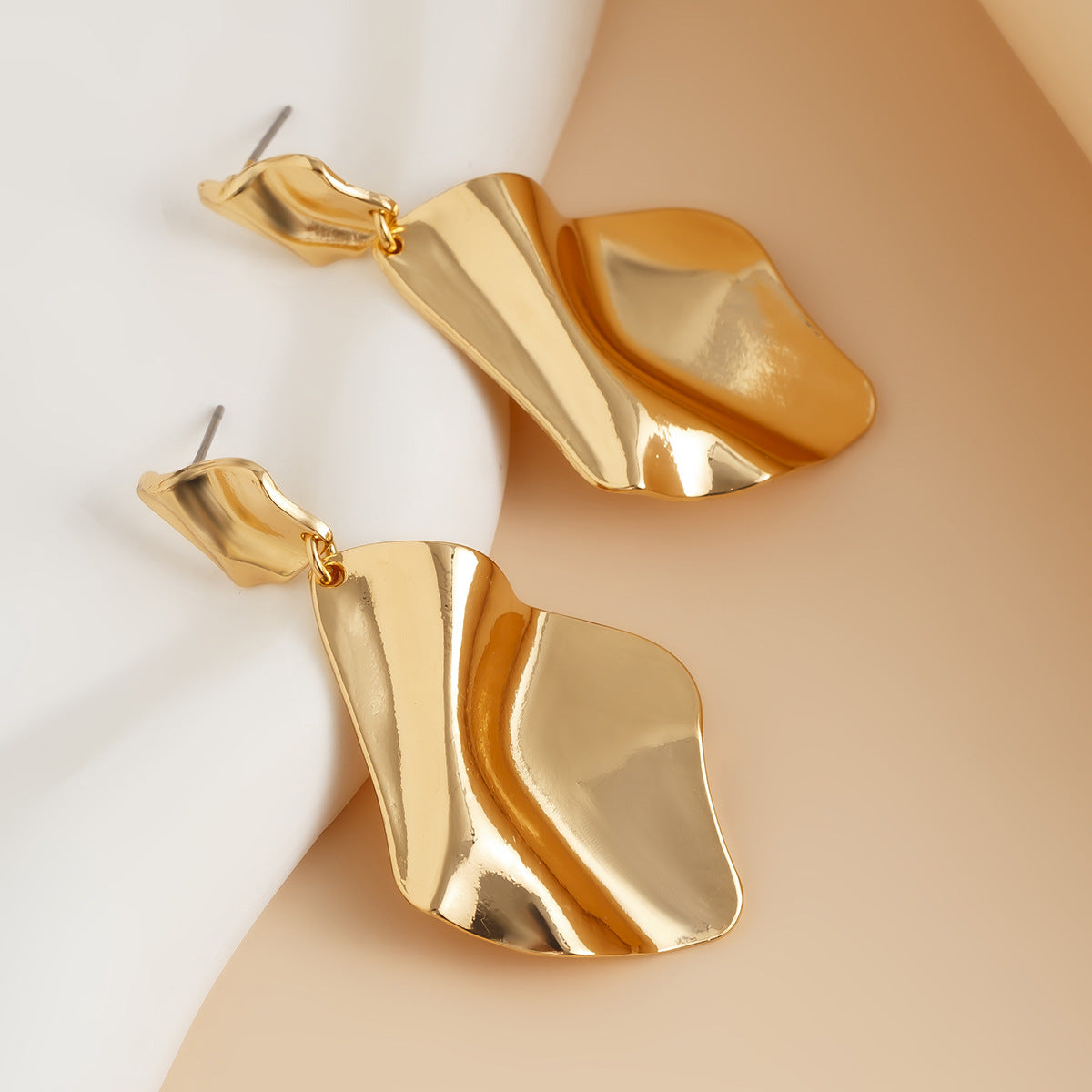 Orecchini geometrici minimalisti da donna con texture metallica e design a girasole irregolare