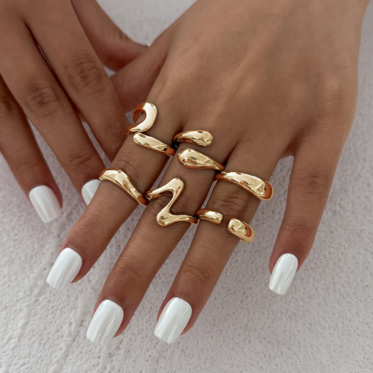 Anillo de aleación geométrica minimalista con acabado de superficie fundida tipo líquido para mujer