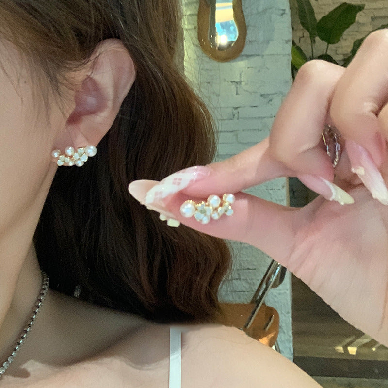 Orecchini di lusso floreali con perle, perno in acciaio placcato oro e finitura smaltata da donna