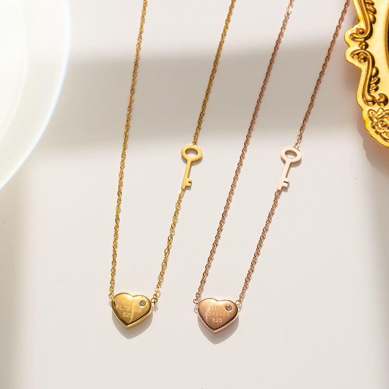 Collana da donna con ciondolo a cuore tridimensionale minimalista in acciaio al titanio placcato in oro rosa 18 carati su catena a maglie sferiche
