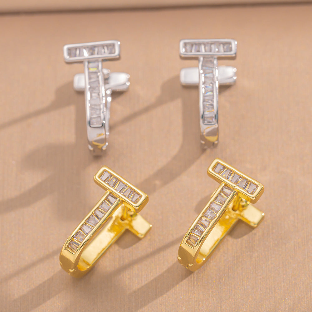 Orecchini a perno Saturno minimalisti color oro in ottone con zirconi per donna