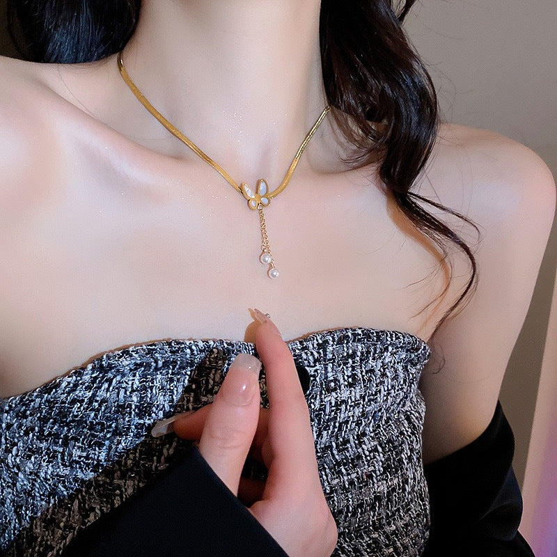 Collana Pendente Minimalista a Forma di Farfalla in Acciaio al Titanio con Accenti di Perle e Nappe per Donna