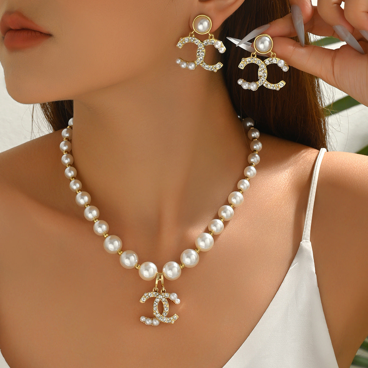 Set di collana e orecchini in lega a C geometrica da donna con dettagli in perle