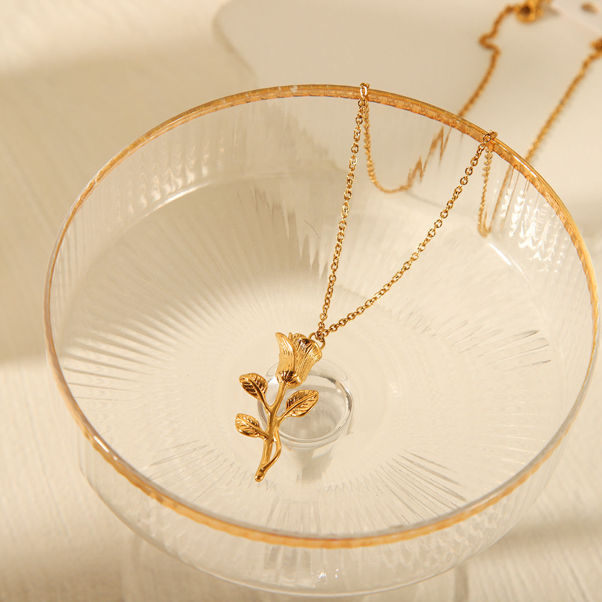 Elegante Collana Pendente a Rosa per Donna in Acciaio Inossidabile con Finitura Placcata, Design Floreale e Geometrico