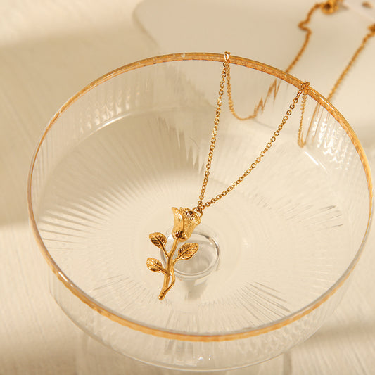 Elegante collar de acero inoxidable para mujer con colgante de rosa y acabado chapado, diseño floral y geométrico