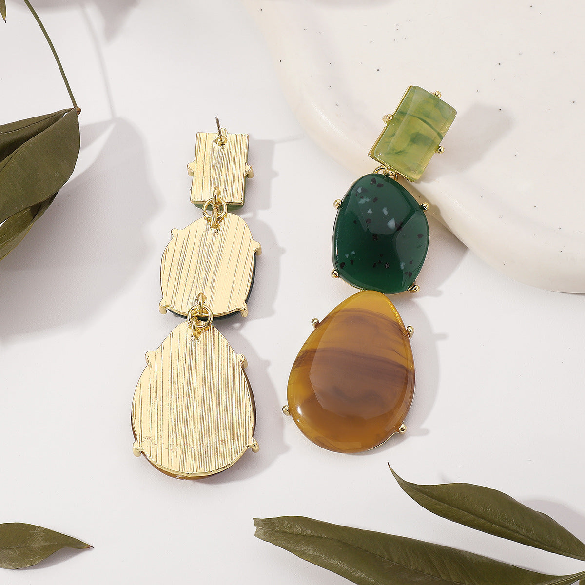 Pendientes colgantes geométricos exagerados de resina para mujer, base de aleación, acabado pulido, diseño único irregular de bloques de color