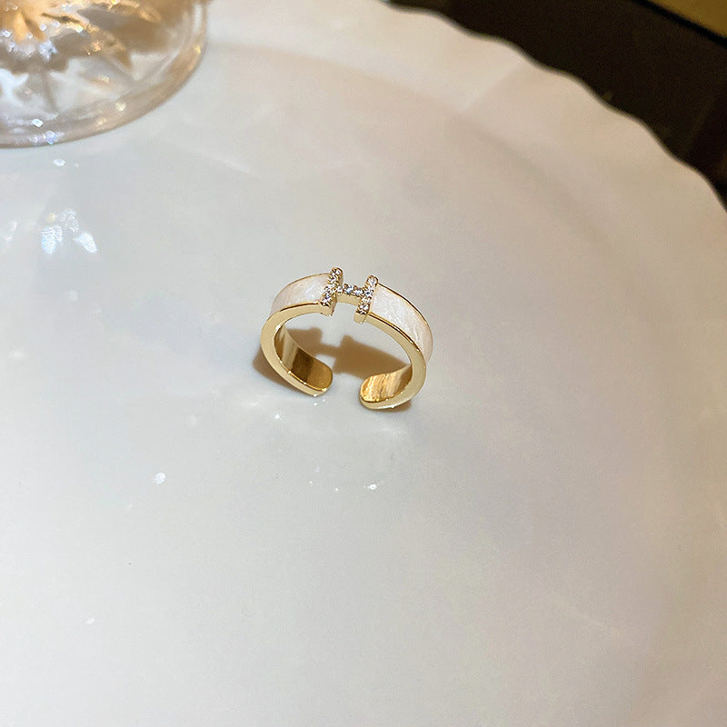Anillo de círculo abierto geométrico vintage en cobre con acabado esmaltado e incrustación de circonita
