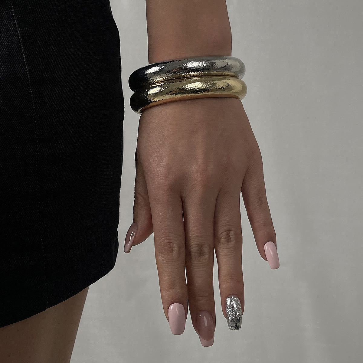 Pulsera geométrica minimalista de aleación para mujer con acabado chapado