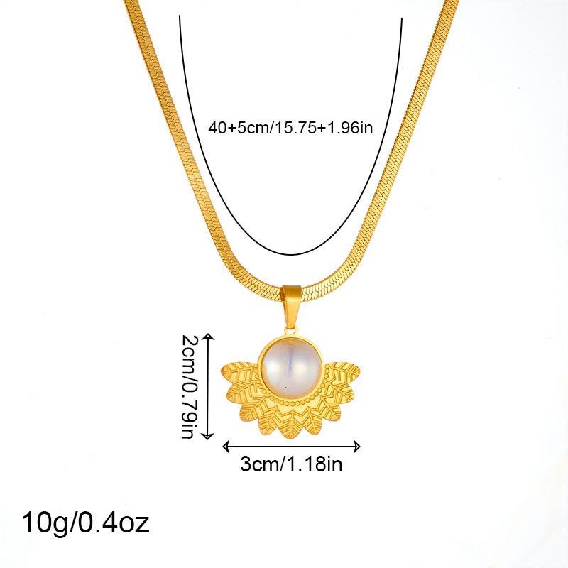 Collana da donna in acciaio inossidabile placcato oro con ciondolo a ventaglio in piuma d'ispirazione vintage e intarsi in perle