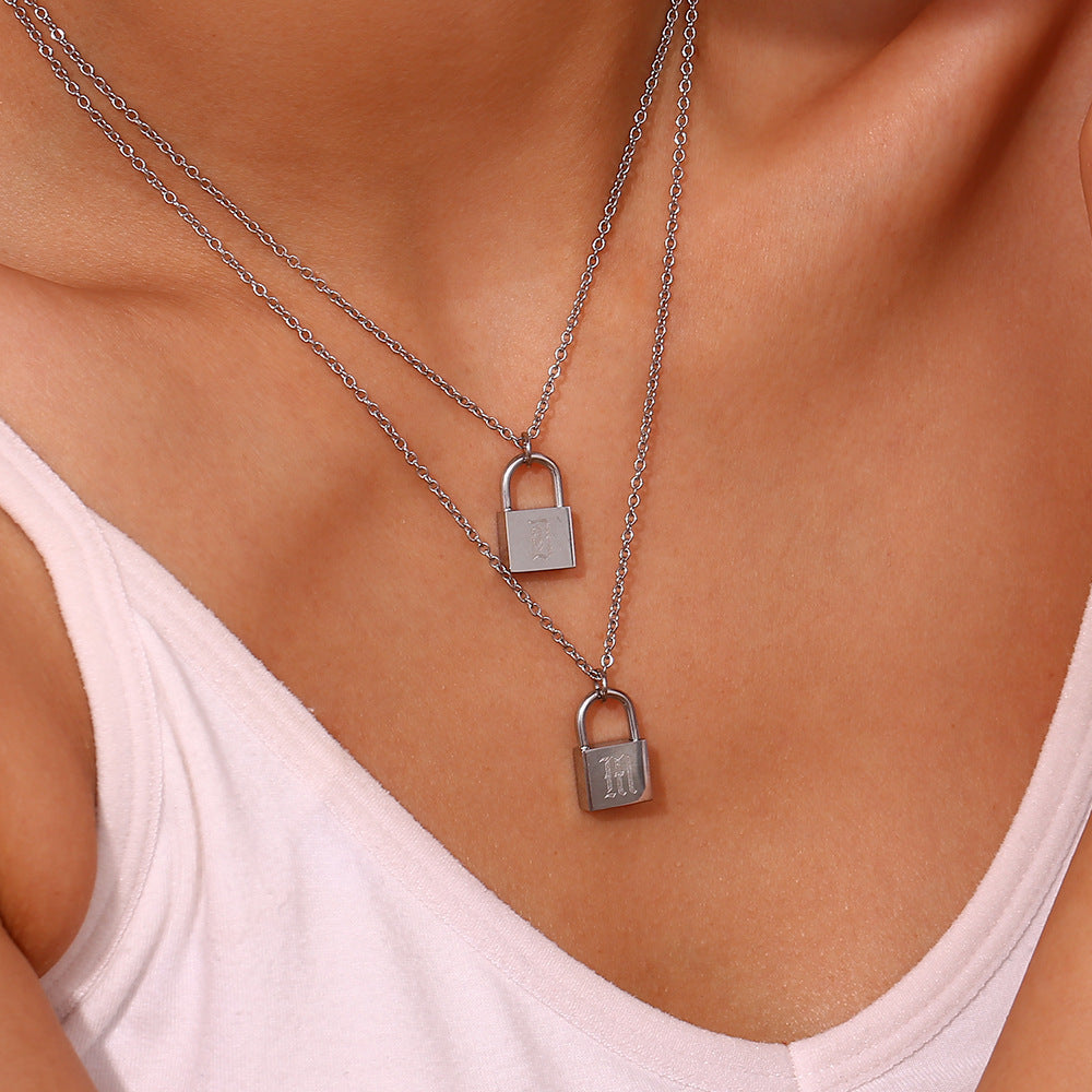 Collana da donna con ciondolo a lucchetto a forma di lettera in acciaio inossidabile alla moda e minimalista con finitura placcata