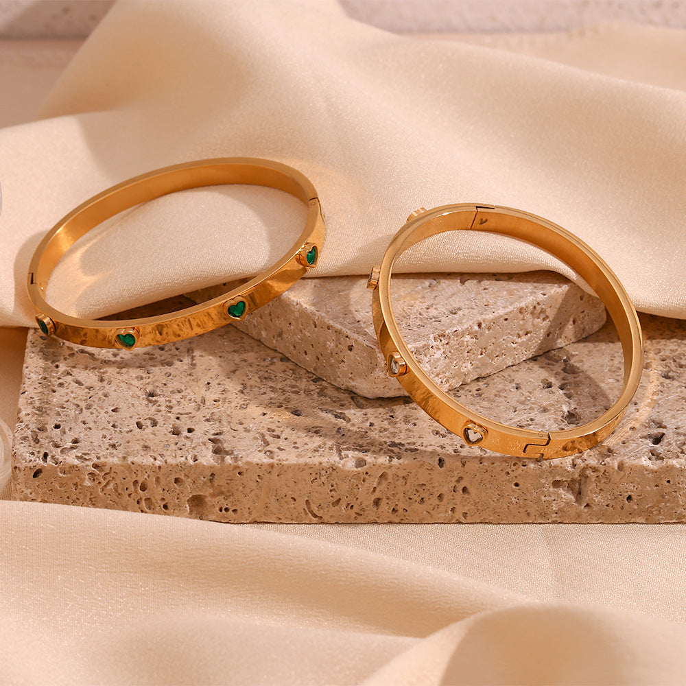 Bracciale minimalista da donna in acciaio inossidabile placcato oro 18 carati con micro-pavé di zirconi a forma di cuore e chiusura a levetta