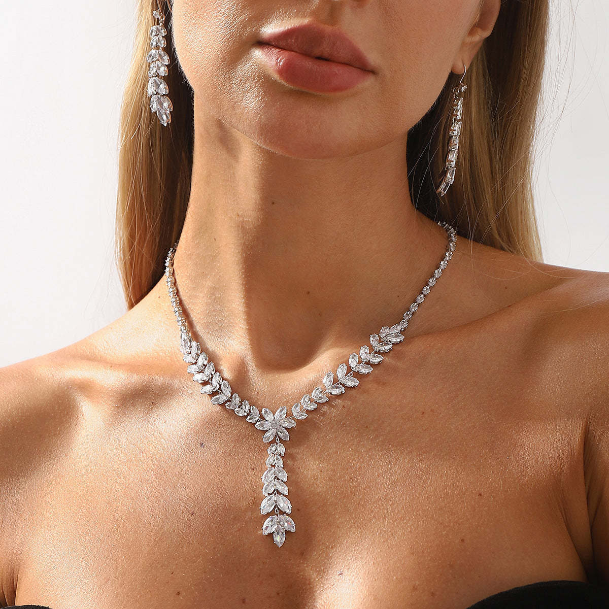 Set collana e orecchini in rame e zirconi geometrici ovali eleganti di alta gamma da donna