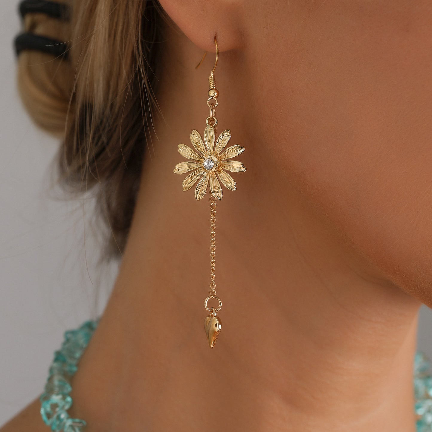 Minimalist Daisy Heart Pendant Necklace with Tassels in Alloy with Plating Finish for Women