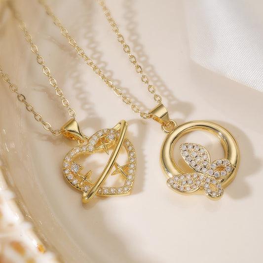 Collana pendente geometrica a farfalla minimalista da donna con base in rame placcata in oro vero e intarsio di zirconi